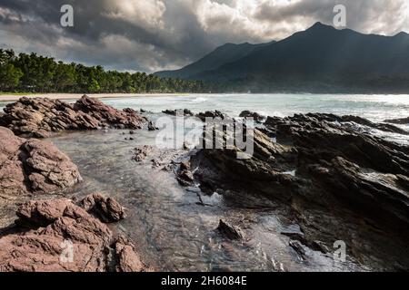Juillet 2017.La plage de Sabong à Puerto Princesa est une destination touristique majeure dans le sud des Philippines.Plage de Sabong, Puerto Princesa, Palawan, Philippines. Banque D'Images