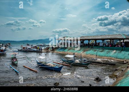 Juillet 2017.L'écotourisme à la rivière souterraine, une grotte côtière avec des kilomètres d'eau navigable et qui est reconnue comme l'une des sept merveilles naturelles du monde, fournit une alternative économique aux moyens de subsistance traditionnels de la forêt.Plage de Sabong, Puerto Princesa, Palawan, Philippines. Banque D'Images