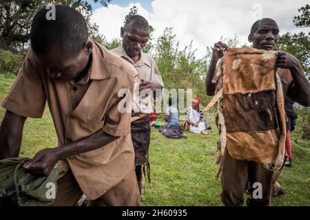 Septembre 2017.Les Pygmées Batwa ont été expulsées de leurs terres dans la forêt au début des années 1990, lorsque le parc national de Mghinga Gorilla a été établi, les laissant sans terre et pauvres dans une société qui les considérait comme une classe inférieure.Aujourd'hui, certains d'entre eux essaient de faire la rencontre des extrémités en organisant des promenades sur les sentiers; des visites culturelles qui incluent des exemples de l'endroit et de la façon dont ils utilisent pour vivre dans la forêt, ainsi que du chant, de la danse et de l'artisanat pour la vente.Parc national de Mgahinga Gorilla, Ouganda.. Banque D'Images