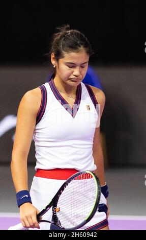 CLUJ-NAPOCA, ROUMANIE - 25 OCT 2021: Emma Raducanu de Grande-Bretagne en action pendant un match au tournoi international de tennis ouvert WTA Transylvania Banque D'Images