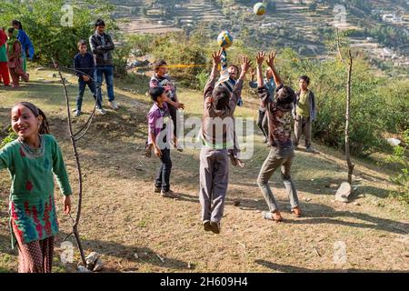 Octobre 2017.Prenez un jeu de volley.Kaila est un village de plus de 300 ménages et plus de 3000 personnes situé à plusieurs milliers de mètres dans les montagnes de la ville de Chainpur.L'accès se fait uniquement par un sentier escarpé qui traverse les collines.Kailas, district de Bajhang, Népal. Banque D'Images