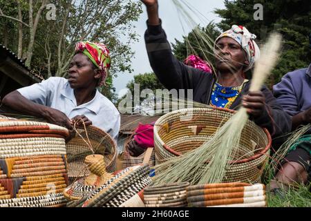 Septembre 2017.Les femmes avec un groupe d'artisans locaux apprennent à tisser des paniers traditionnels comme l'artisanat pour la vente aux touristes.L'organisation favorise une collaboration étroite entre les membres, et ils s'aident souvent les uns les autres avec de petits prêts et des compétences techniques.Malheureusement, ils ont été expulsés de leur atelier précédent et de leur salle d'exposition et sont maintenant à la recherche d'un autre emplacement.Nkuringo, Ouganda. Banque D'Images