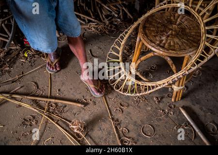 Juillet 2017.Propriétaire, Idevlino Dagot, fabrication de meubles en rotin à Dagot artisanat et mobilier en rotin.Puerto Princesa, Palawan, Philippines Banque D'Images