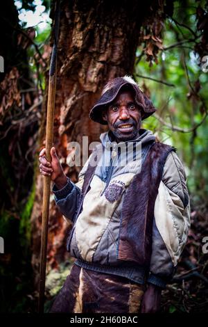 Septembre 2017.Le guide Batwa, Machate Emanuel, mène la visite du sentier forestier communautaire de Buniga dans sa langue locale.Les Pygmées Batwa ont été expulsées de leurs terres d'origine dans la forêt au début des années 1990, lorsque les parcs nationaux ont été établis, les laissant sans terre et pauvres dans une société qui les considérait comme une classe inférieure.Aujourd'hui, certains d'entre eux essaient de faire la rencontre des extrémités en organisant des promenades sur les sentiers; des visites culturelles qui incluent des exemples de l'endroit et de la façon dont ils utilisent pour vivre dans la forêt, ainsi que du chant, de la danse et de l'artisanat pour la vente.Nkuringo, Ouganda. Banque D'Images