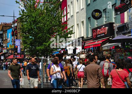 LONDRES, ROYAUME-UNI - 26 mai 2018: Un groupe de touristes marchant dans Camden Market, Londres Banque D'Images