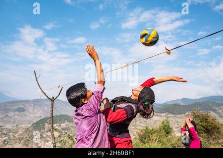 Octobre 2017.Prenez un jeu de volley.Kaila est un village de plus de 300 ménages et plus de 3000 personnes situé à plusieurs milliers de mètres dans les montagnes de la ville de Chainpur.L'accès se fait uniquement par un sentier escarpé qui traverse les collines.Kailas, district de Bajhang, Népal. Banque D'Images