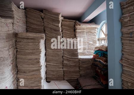 Octobre 2017.Stockage du papier d'écorce de lokta au site de commerce biologique de l'Himalaya PVT.Ltd. Katmandou, Népal. Banque D'Images