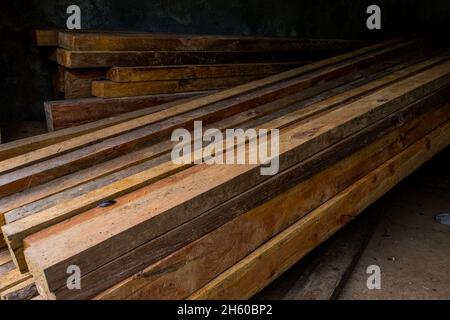 Juillet 2017.Les habitants de Malico, Nueva Vizcaya, Philippines sont autorisés à récolter du bois de la forêt pour une utilisation de subsistance, comme la construction de maisons Banque D'Images