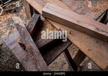 Juillet 2017.Les locaux sont autorisés à récolter du bois de la forêt pour une utilisation de subsistance, comme la construction de maisons dans cette partie des Philippines. Banque D'Images