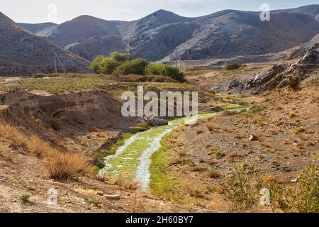 Paysage de montagne d'automne.Un ruisseau peu profond dans la gorge de Sarmysh, chaîne de montagnes de Nuratau, Ouzbékistan Banque D'Images