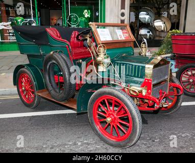 Vue des trois quarts avant d'a Green,1904, Maxwell, prenant part au Regents Street Motor Show Concourse d'Elegance, novembre 2021, Banque D'Images