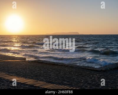 Arrière-plan d'été avec plage tropicale au coucher du soleil. Concept vacances et voyages. Banque D'Images