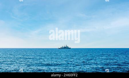 Un cuirassé de la marine grecque dans la mer ouverte. Banque D'Images