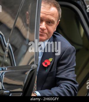 Downing Street, Londres, Royaume-Uni.11 novembre 2021.Le député George Ejustice, secrétaire d'État à l'Environnement, alimentation et Affaires rurales, à Downing Street pour une réunion hebdomadaire du Cabinet.Crédit: Malcolm Park/Alay Banque D'Images