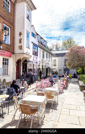 Tables à l'extérieur des restaurants pour dîner en plein air sur Church Street, Windsor, Berkshire, Royaume-Uni Banque D'Images