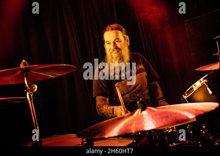 Copenhague, Danemark.11 novembre 2021.Le groupe britannique de métaux lourds Orange Goblin joue un concert en direct à LA BÊTA de Copenhague.Ici, le batteur Chris Turner est vu en direct sur scène.(Crédit photo : Gonzales photo/Alamy Live News Banque D'Images