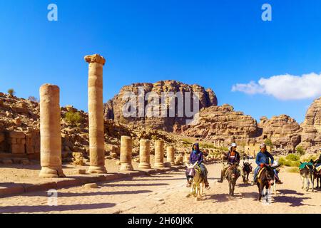 Petra, Jordanie - 23 octobre 2021 : vue sur le Cardo, avec des hommes locaux sur des ânes, dans l'ancienne ville nabatéenne de Petra, au sud de la Jordanie Banque D'Images