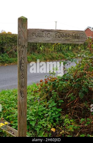 Une voie publique signe pour la voie Winchs traversant le site SSSI commun d'Alderford à Alderford, Norfolk, Angleterre, Royaume-Uni. Banque D'Images