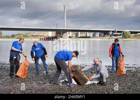 Équipés de pinces et de sacs à ordures recyclables, des volontaires de l'organisation environnementale KRAKE e.V. collectent des ordures sur la rive gauche du Rhin, devant le pont Leverkusen près de Cologne, le 26 octobre 2021 --- ausgestattet mit Greifzangen und recycelbaren Müllsäcken sammeln Freiwillige der Umweltorganization KRAKE e.V. das linkssheinische Ufer vor der Leverkusener Brücke BEI Köln Unrat und Müll.Köln, 26.10.2021 Banque D'Images