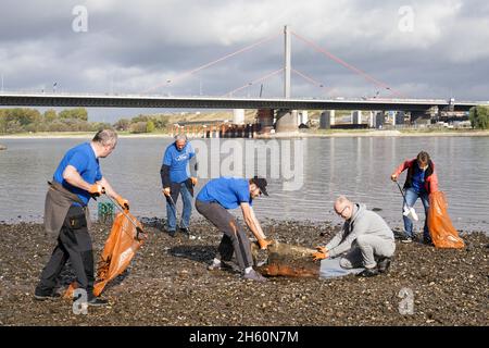 Équipés de pinces et de sacs à ordures recyclables, des volontaires de l'organisation environnementale KRAKE e.V. collectent des ordures sur la rive gauche du Rhin, devant le pont Leverkusen près de Cologne, le 26 octobre 2021 --- ausgestattet mit Greifzangen und recycelbaren Müllsäcken sammeln Freiwillige der Umweltorganization KRAKE e.V. das linkssheinische Ufer vor der Leverkusener Brücke BEI Köln Unrat und Müll.Köln, 26.10.2021 Banque D'Images