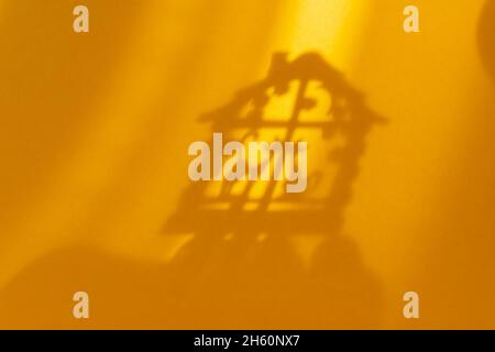 Ombres d'arrière-plan orange abstraites.L'ombre d'un chandelier avec deux chats.Le concept de tous les amoureux, la Saint-Valentin.Silhouette de belle lin Banque D'Images
