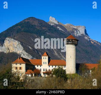 FRANCE, HAUTE SAVOIE ( 74 ), FAVERGES, CHÂTEAU DE FAVERGES DANS LE PARC NATUREL DE BAUGES Banque D'Images