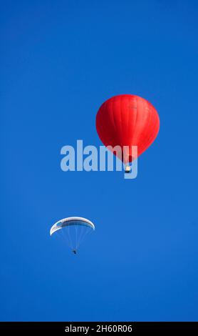 FRANCE, HAUTE SAVOIE ( 74 ), ANNECY, DANS LES AIRS AU-DESSUS DU LAC D'ANNECY Banque D'Images