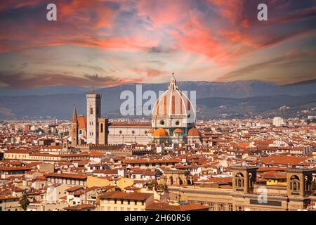 Cathédrale Santa Maria del Fiore de Florence, Italie.Vue panoramique aérienne avec dôme de Filippo Brunelleschi et clocher dominant la ligne d'horizon Banque D'Images