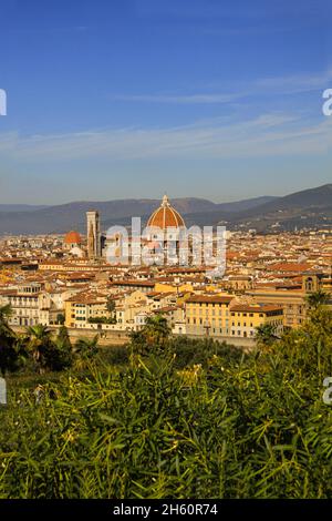 Cathédrale Santa Maria del Fiore de Florence, Italie.Vue panoramique aérienne avec dôme de Filippo Brunelleschi et clocher dominant la ligne d'horizon Banque D'Images