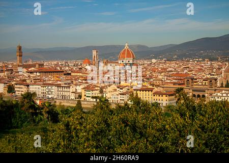 Cathédrale Santa Maria del Fiore de Florence, Italie.Vue panoramique aérienne avec dôme de Filippo Brunelleschi et clocher dominant la ligne d'horizon Banque D'Images