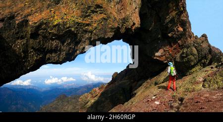 FRANCE, CORSE ( 2B ), CALACUCCIA, LE CÉLÈBRE SENTIER GR 20, L'ARCHE TAFUNATU AU-DESSUS DU REFUGE DE CIUTTULU DI MORI Banque D'Images