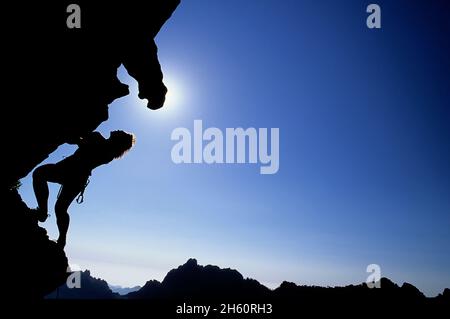 FRANCE, CORSE ( 2A ), ZONZA, MONTÉE SUR LE ROCHER DANS LES MONTAGNES DE BAVELLA, MR Banque D'Images