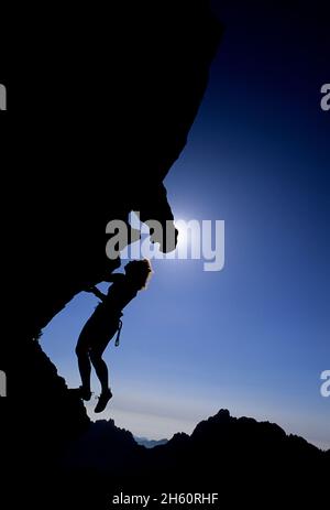 FRANCE, CORSE ( 2A ), ZONZA, MONTÉE SUR LE ROCHER DANS LES MONTAGNES DE BAVELLA, MR Banque D'Images