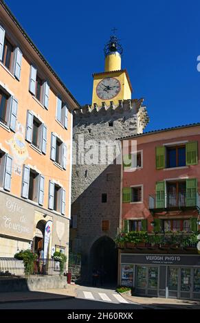 FRANCE, ALPES DE HAUTES PROVENCE (04), CASTELLANE, LA TOUR DE L'HORLOGE DANS LE PARC NATUREL DU VERDON Banque D'Images