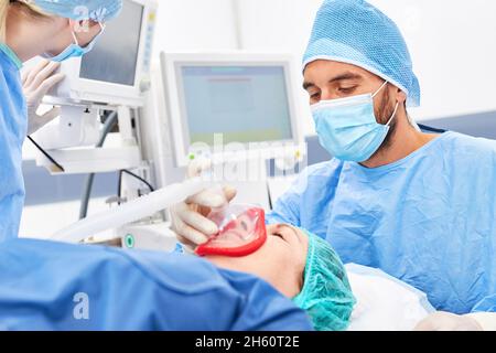 Anesthésiste pendant l'anesthésie et la ventilation du patient avant une opération chirurgicale Banque D'Images