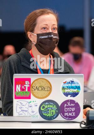 Glasgow, Écosse, Royaume-Uni.12 novembre 2021.Le treize et dernier jour du sommet climatique de la COP26 de l'ONU à Glasgow.Pic; délégué à la session plénière des peuples avec divers autocollants de protestation sur son ordinateur portable.Iain Masterton/Alay Live News. Banque D'Images