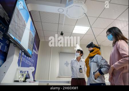 Maran, Malaisie.9 novembre 2021.Un travailleur démontre la formation en simulation de réalité virtuelle (VR) à un centre de formation en sécurité du projet de liaison ferroviaire de la côte est (ECRL), terrain de camping Section 6 situé à Maran, Pahang, Malaisie, le 9 novembre 2021.POUR ALLER AVEC: 'Feature: Technologie VR immersive utilisée pour la formation de sécurité du projet de méga chemin de fer malaisien' Credit: Zhu Wei/Xinhua/Alay Live News Banque D'Images