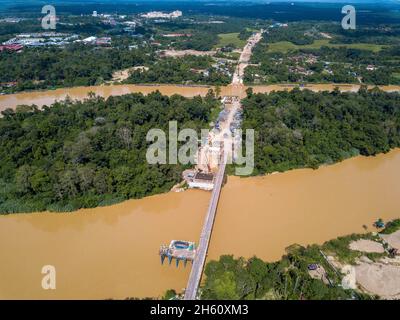 Maran.9 novembre 2021.La photo aérienne prise le 9 novembre 2021 montre le site de construction du pont n° 30 à Temloloh, Pahang, Malaisie.POUR ALLER AVEC: 'Feature: Technologie VR immersive utilisée pour la formation de sécurité du projet de méga chemin de fer malaisien' Credit: Zhu Wei/Xinhua/Alay Live News Banque D'Images