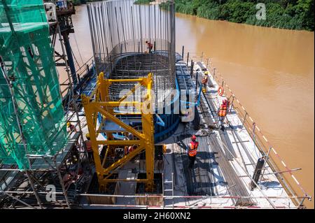 Maran, Malaisie.9 novembre 2021.Les travaux de travaux sur le site de construction du pont no 30 à Temloh, Pahang, Malaisie, 9 novembre 2021.POUR ALLER AVEC: 'Feature: Technologie VR immersive utilisée pour la formation de sécurité du projet de méga chemin de fer malaisien' Credit: Zhu Wei/Xinhua/Alay Live News Banque D'Images