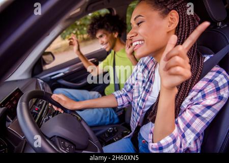 Photo portrait couple souriant passer du temps ensemble en voiture à écouter de la musique rire Banque D'Images