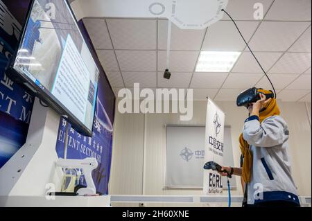 Maran, Malaisie.9 novembre 2021.Un travailleur démontre la formation en simulation de réalité virtuelle (VR) à un centre de formation en sécurité du projet de liaison ferroviaire de la côte est (ECRL), terrain de camping Section 6 situé à Maran, Pahang, Malaisie, le 9 novembre 2021.POUR ALLER AVEC: 'Feature: Technologie VR immersive utilisée pour la formation de sécurité du projet de méga chemin de fer malaisien' Credit: Zhu Wei/Xinhua/Alay Live News Banque D'Images