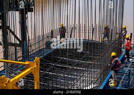 Maran, Malaisie.9 novembre 2021.Les travaux de travaux sur le site de construction du pont no 30 à Temloh, Pahang, Malaisie, 9 novembre 2021.POUR ALLER AVEC: 'Feature: Technologie VR immersive utilisée pour la formation de sécurité du projet de méga chemin de fer malaisien' Credit: Zhu Wei/Xinhua/Alay Live News Banque D'Images