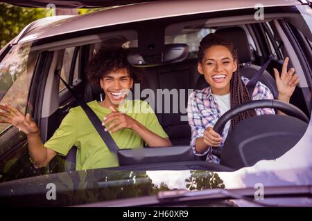 Photo portrait couple souriant passer du temps ensemble en voiture à écouter la radio rire en appréciant le voyage Banque D'Images