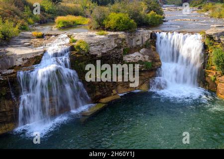 Lundbreck Falls est une chute de la Crowsnest River situé dans le sud-ouest de l'Alberta, Canada près du hameau de Lundbreck. Banque D'Images