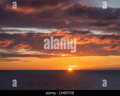 Coucher de soleil et nuages sur la Manche depuis le sommet de la falaise Sussex. Banque D'Images