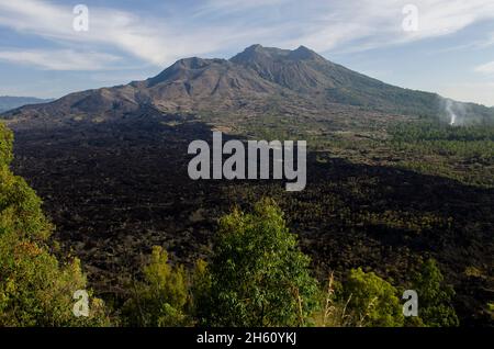 Vue sur les calderas et coulées de lave de 1974 avec fumée de la ferme locale, Mont Batur, Bangli Regency, Bali, Indonésie,Asie Banque D'Images