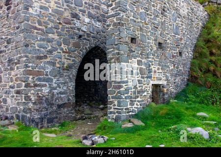 Ruines d'un four à chaux du XVIIIe siècle à Mouth Mill près de Clovelly sur le South West Coast Path dans le nord du Devon Angleterre Banque D'Images