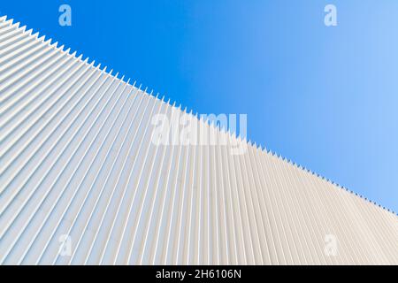 Arrière-plan architectural abstrait avec mur blanc et ciel bleu clair Banque D'Images