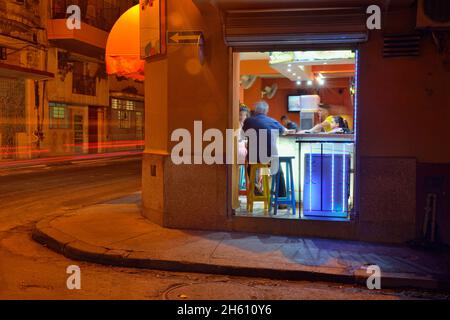 Scène de rue dans le centre de la Havane.Bar ouvert la nuit sur Calle Neptuno, la Habana (la Havane), Habana, Cuba Banque D'Images