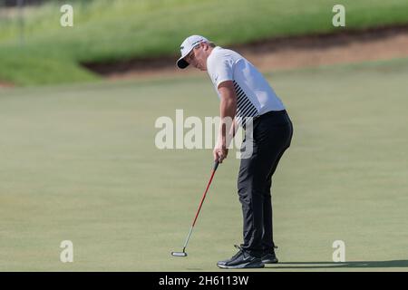 Callum Shinkwin d'Angleterre pute au dix-huitième trou pendant le deuxième jour du championnat AVIV de Dubaï à Jumeirah Golf Estates, Dubai, Émirats Arabes Unis, le 12 novembre 2021.Photo de Grant Winter.Utilisation éditoriale uniquement, licence requise pour une utilisation commerciale.Aucune utilisation dans les Paris, les jeux ou les publications d'un seul club/ligue/joueur. Banque D'Images